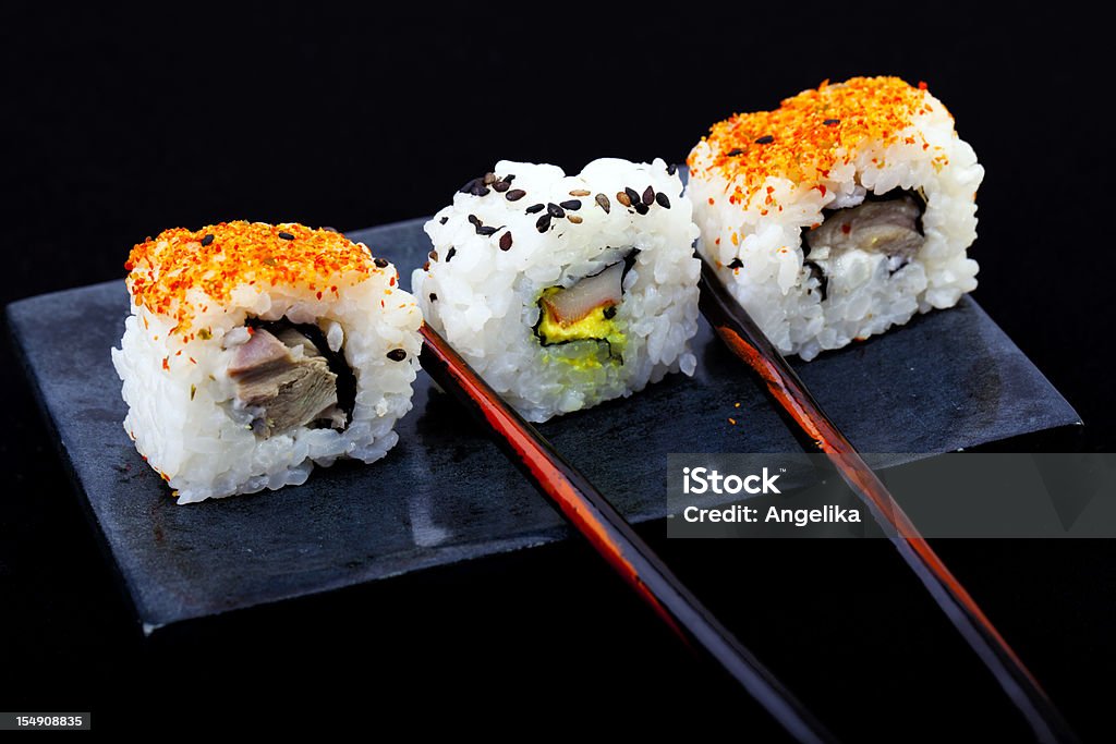 Sushi su di un piatto - Foto stock royalty-free di Colore nero