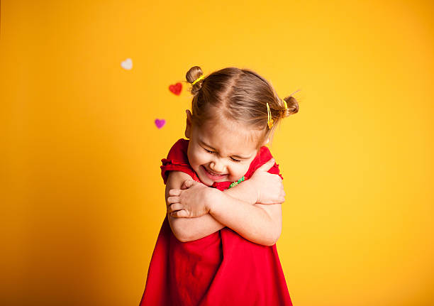 gran san valentín, linda chica abrazo, que abrazan misma - cute kid fotografías e imágenes de stock