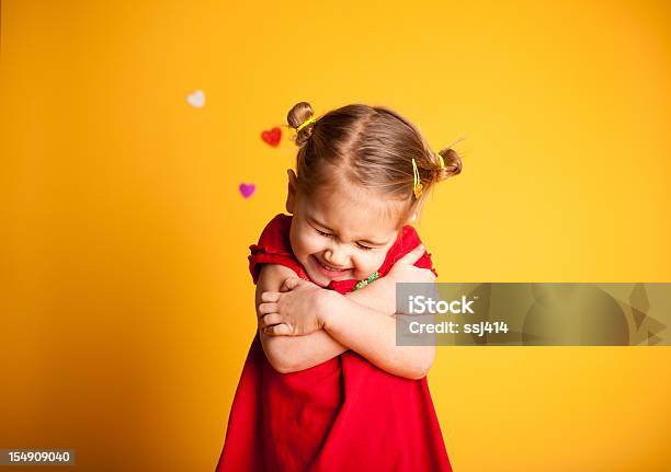 Bella Grande San Valentino Ragazza Carina Abbraccio Abbracciare Se Stesso - Fotografie stock e altre immagini di Bambino