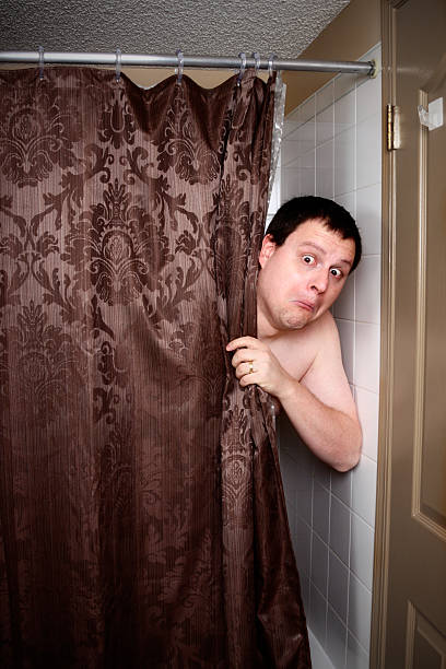 miedo en la ducha - hiding fear men peeking fotografías e imágenes de stock