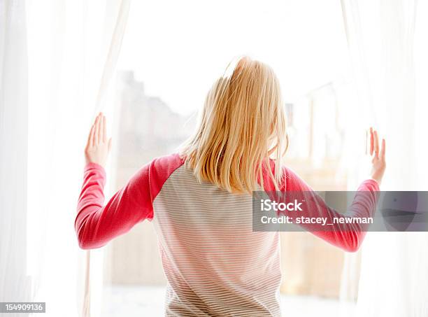 Mädchen Schaut Hellen Fenster Stockfoto und mehr Bilder von Aussicht genießen - Aussicht genießen, Betrachtung, Blick durchs Fenster