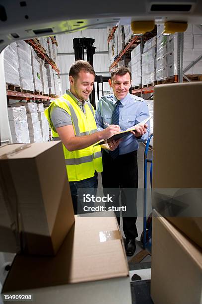 Lager Arbeiter Unterzeichnung Ermäßigung Auf Versand Stockfoto und mehr Bilder von Abschicken