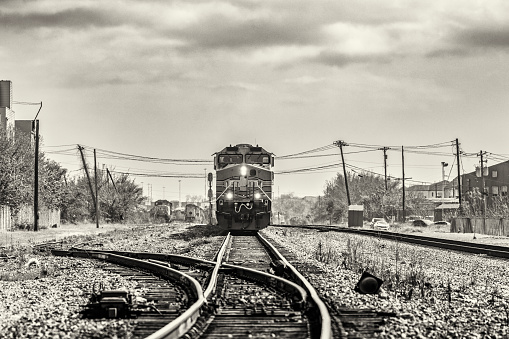 Coupling between two railway cars on tracks