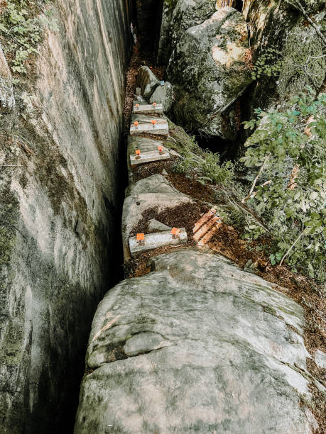 escaleras en construcción a lo largo de rim rock trail dentro del bosque nacional shawnee - steep road footpath moving down fotografías e imágenes de stock