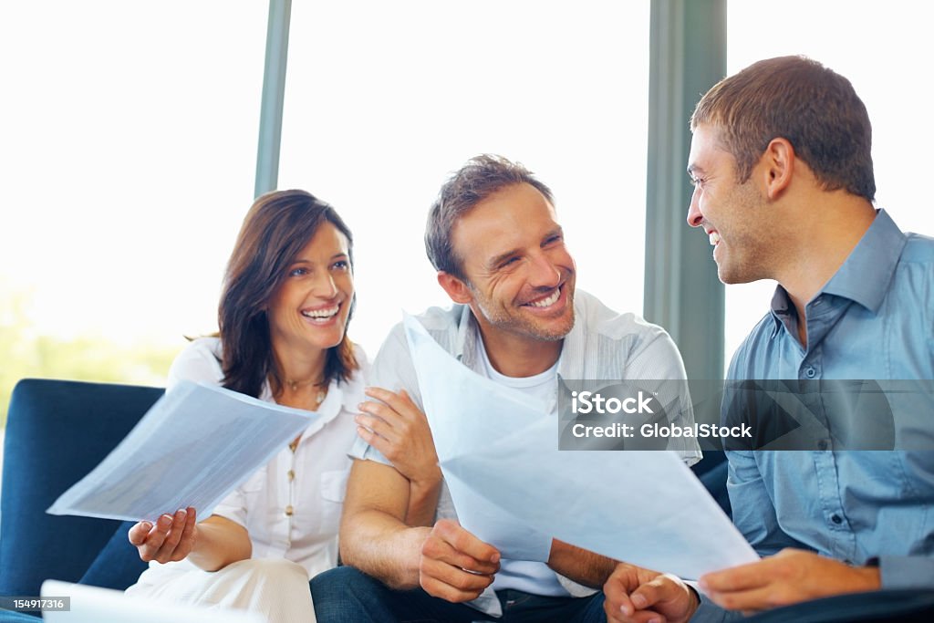 Casal maduro com consultor - Foto de stock de Consultor Financeiro royalty-free