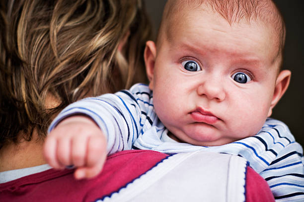 面白い赤ちゃん - 顔をゆがめる ストックフォトと画像