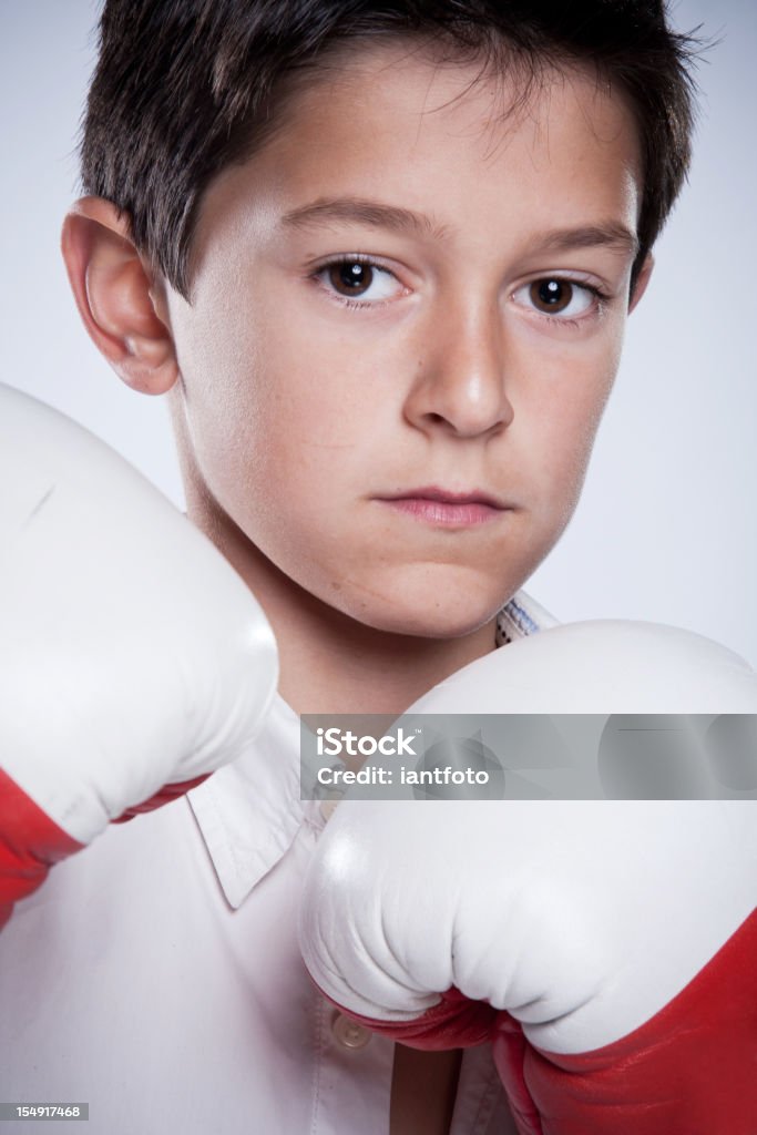 Jovem rapaz com luvas de boxe. - Royalty-free Adolescente Foto de stock