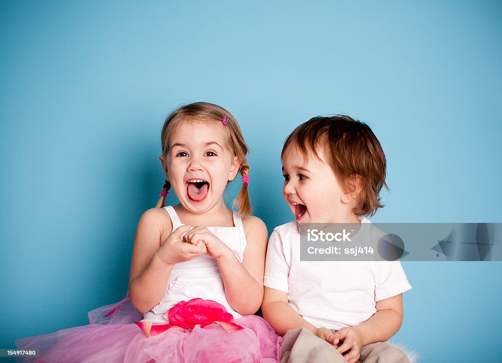 So lustig! Mädchen und Jungen Lachen Hysterically - Lizenzfrei Kind Stock-Foto
