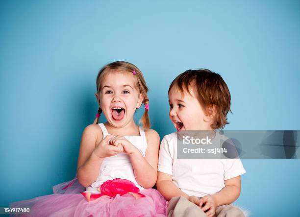 So Lustig Mädchen Und Jungen Lachen Hysterically Stockfoto und mehr Bilder von Kind - Kind, Jungen, Lachen