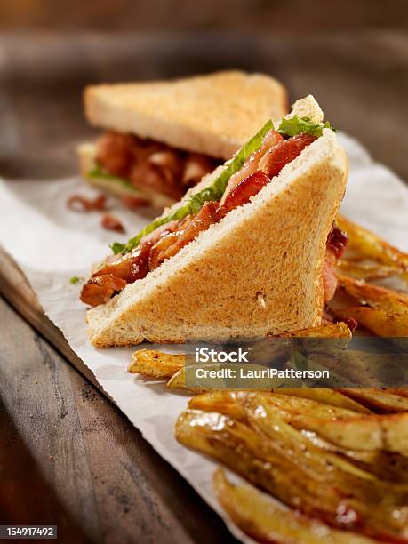 Sándwiches Sándwich Con Papas Fritas Foto de stock y más banco de imágenes de Aderezo - Aderezo, Alimento, Bocadillo