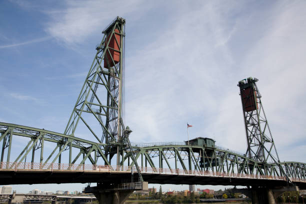 istock Hawthorne Lift Bridge Portland Oregon 154917514