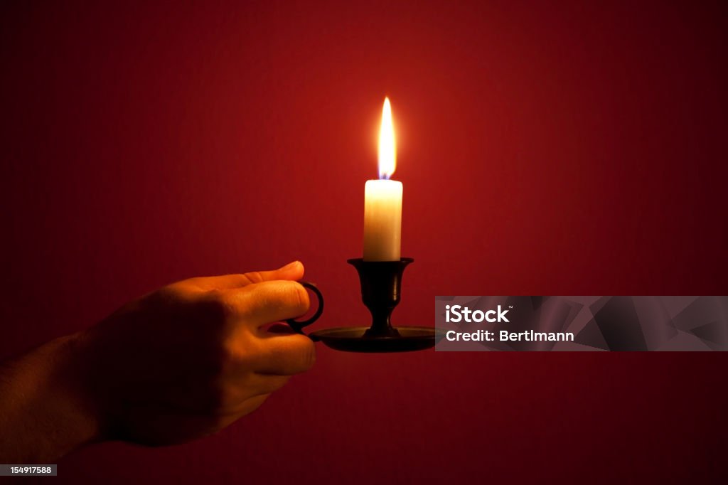 Velas en la mano - Foto de stock de Vela - Equipo de iluminación libre de derechos