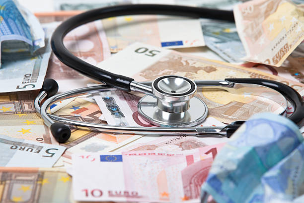 sprawdź pieniędzy - currency stethoscope healthcare and medicine savings zdjęcia i obrazy z banku zdjęć