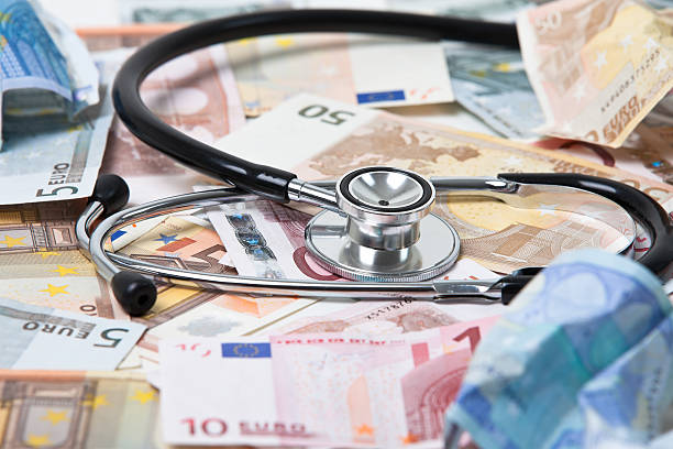 verificar o dinheiro - currency stethoscope healthcare and medicine savings - fotografias e filmes do acervo