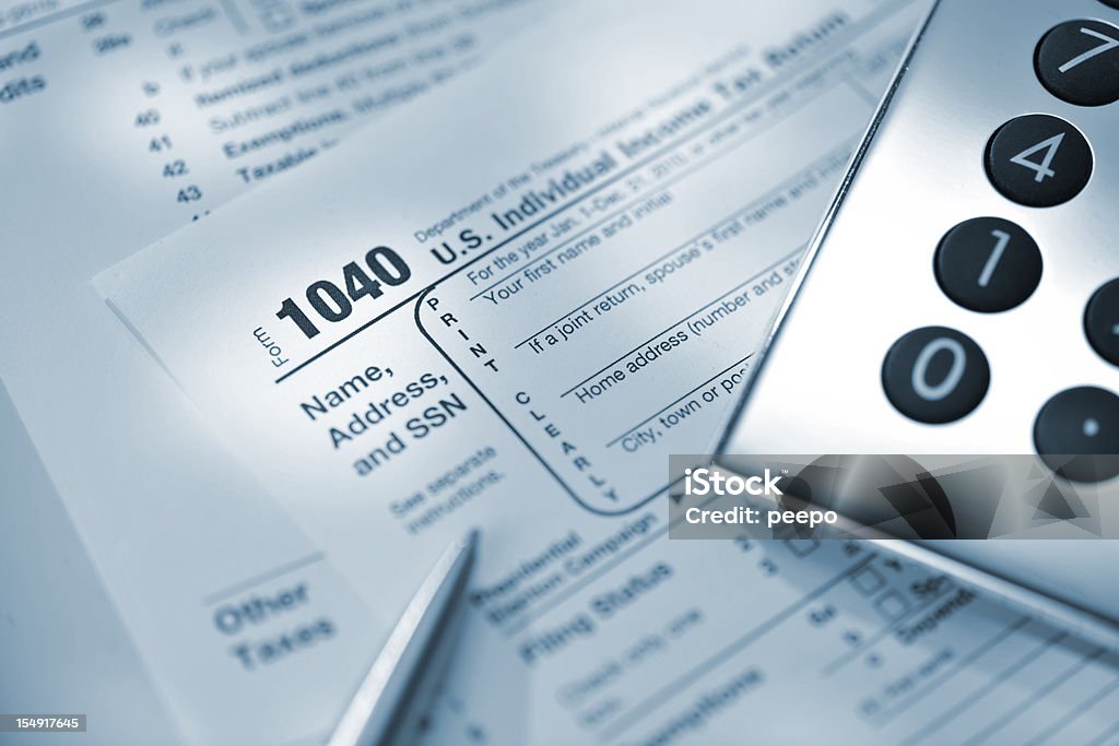 Kalkulator i pióro na nas formularza zwrotu podatku - Zbiór zdjęć royalty-free (Formularz podatkowy)