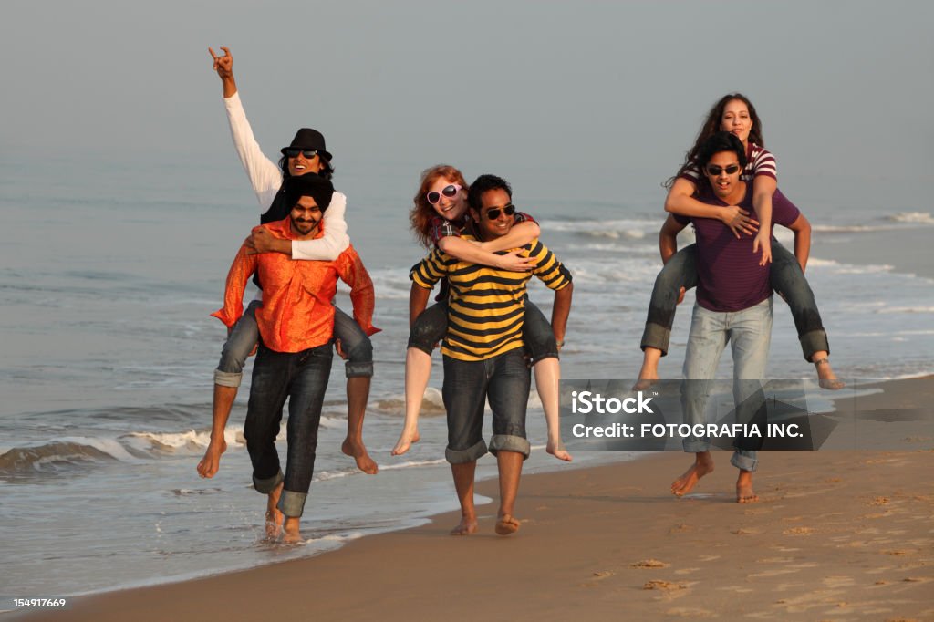 Buon tempo sulla spiaggia in India - Foto stock royalty-free di Camminare