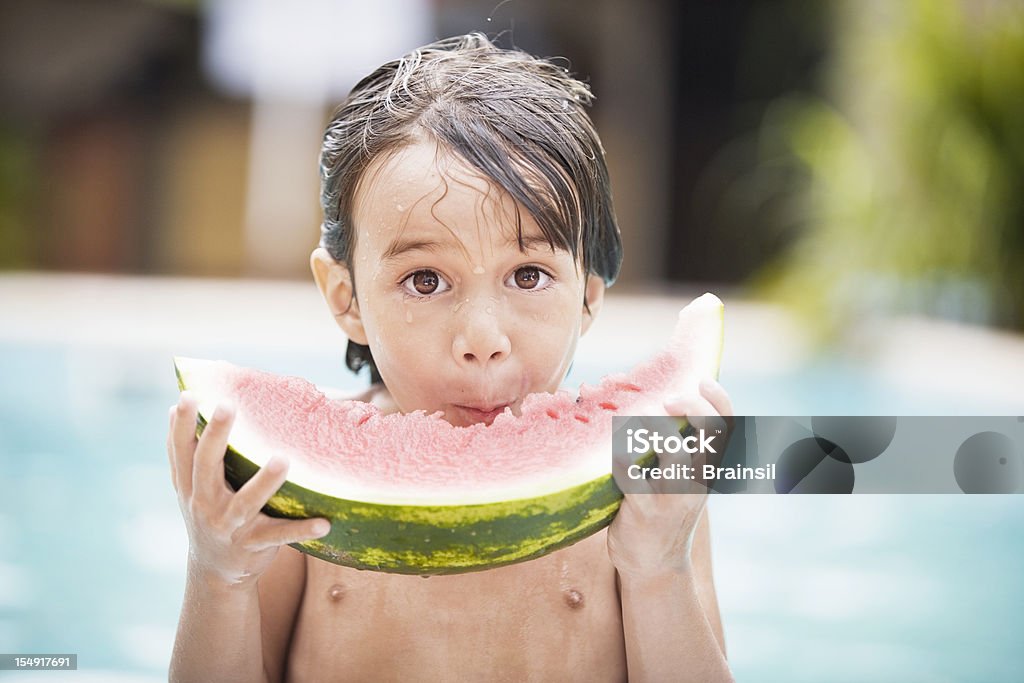 Rapaz comer Melancia, Ao Lado da Piscina - Royalty-free Comer Foto de stock