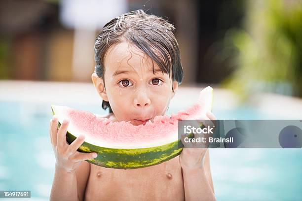 Rapaz Comer Melancia Ao Lado Da Piscina - Fotografias de stock e mais imagens de Comer - Comer, Fruta, Piscina