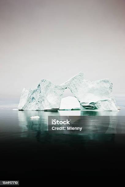 Arco Natural Ártico Icebergs Pólo Norte - Fotografias de stock e mais imagens de Fiorde - Fiorde, Massa de Gelo Flutuante, Ao Ar Livre