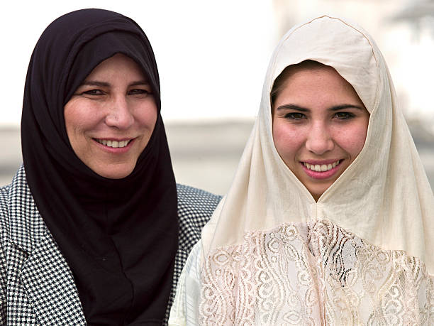 middle eastern mãe e sua filha - cairo women middle east islam - fotografias e filmes do acervo