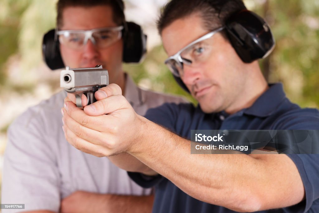 Due uomini al Shooting Range - Foto stock royalty-free di Tiro a segno
