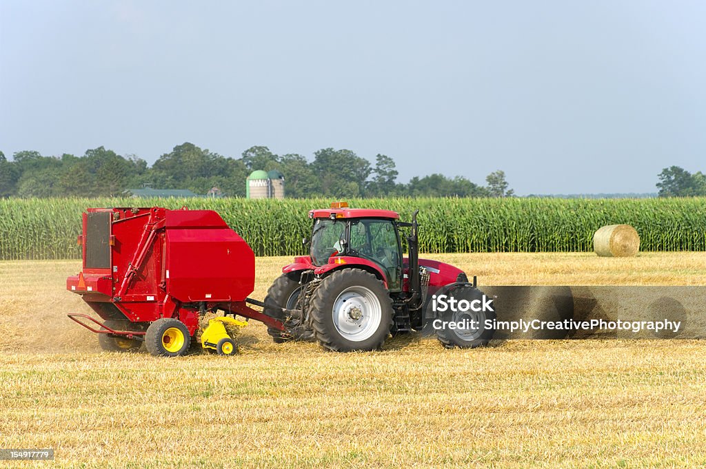 Traktor Baling Stroh - Lizenzfrei Traktor Stock-Foto