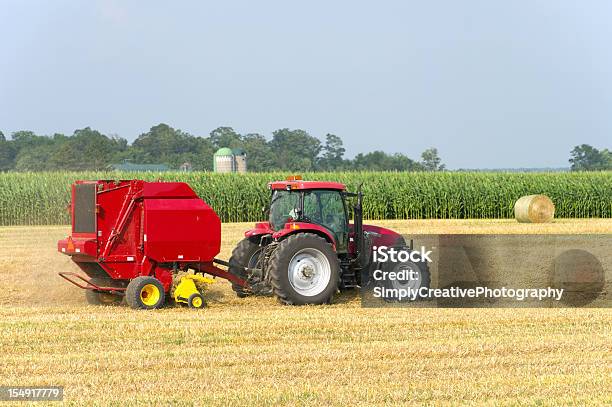 Traktor Baling Stroh Stockfoto und mehr Bilder von Traktor - Traktor, Agrarbetrieb, Maschinenteil - Ausrüstung und Geräte