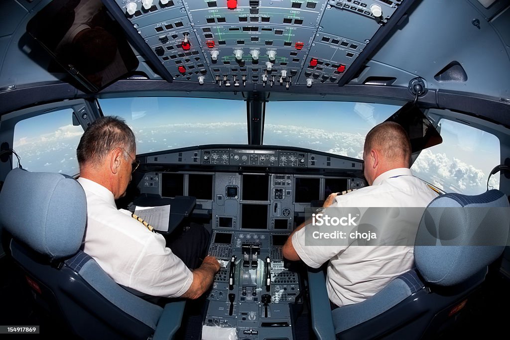 Pilotos na cabine de um avião comercial - Foto de stock de Avião royalty-free