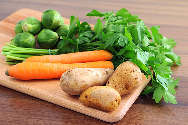 fruits légumes de carottes pommes de terre au persil chou de bruxelles - brettchen photos et images de collection