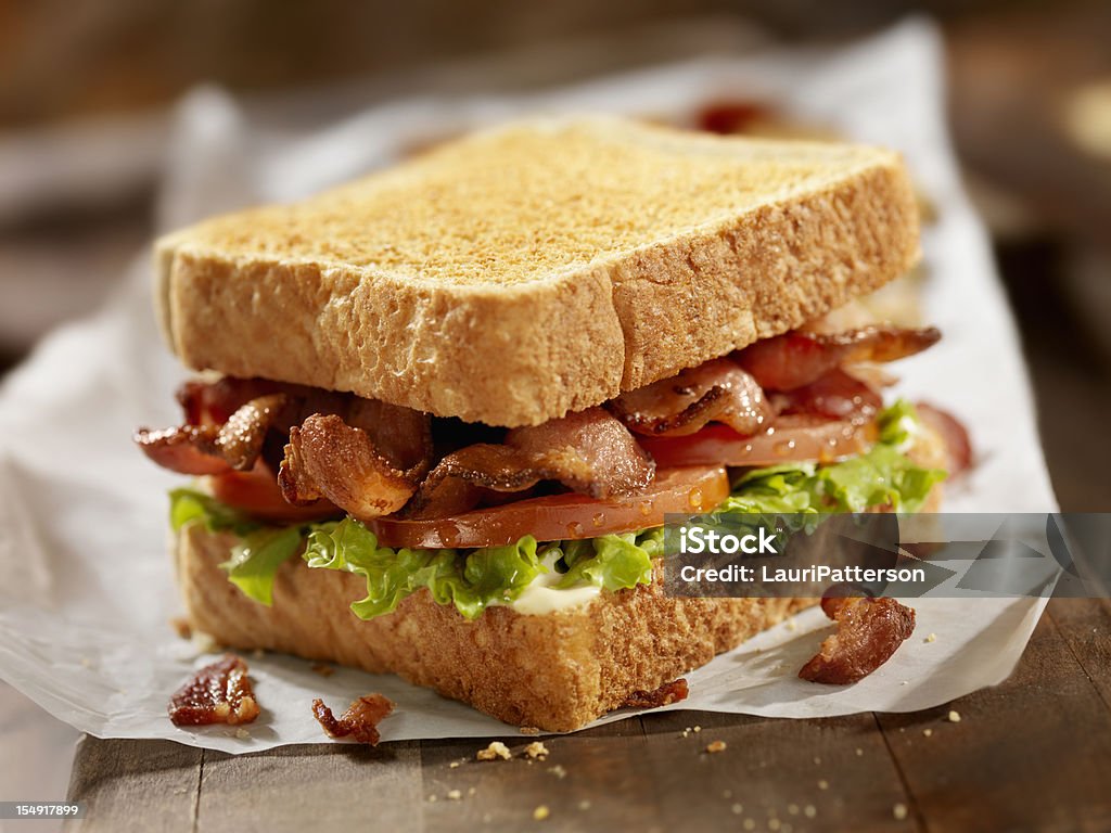 Sándwiches sándwich - Foto de stock de Bocadillo de beicon lechuga y tomate libre de derechos