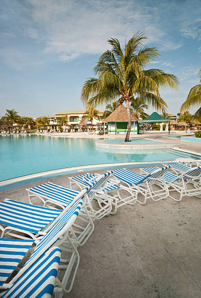 complejo turístico en el caribe - tourist resort apartment swimming pool caribbean fotografías e imágenes de stock