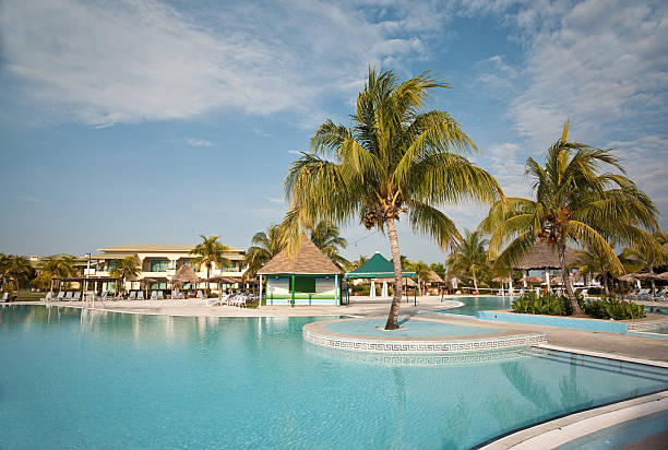 complejo turístico en el caribe - tourist resort apartment swimming pool caribbean fotografías e imágenes de stock