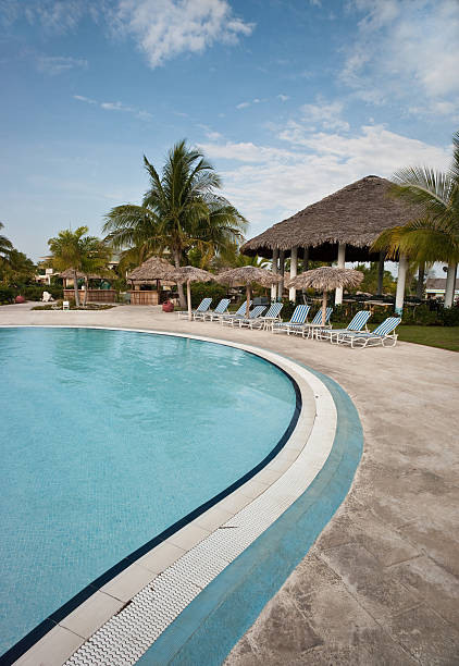 complejo turístico en el caribe - tourist resort apartment swimming pool caribbean fotografías e imágenes de stock