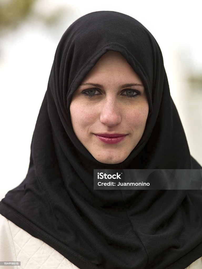 Красивая турецкая женщина Германии - Стоковые фото Головной платок роялти-фри