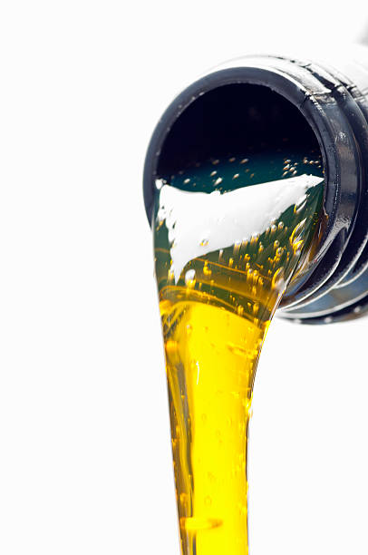 istock Oil pouring 154918602