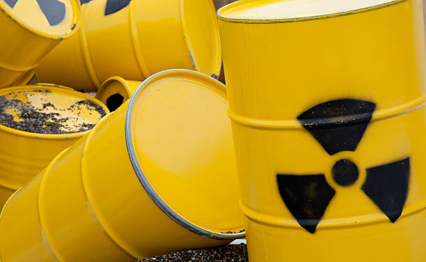 radioaktiver abfall barrel - medical waste stock-fotos und bilder