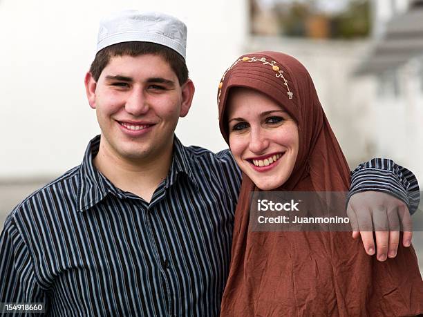 웃는 젊은 커플입니다 이슬람교도 기혼에 대한 스톡 사진 및 기타 이미지 - 기혼, 아내, 이슬람교