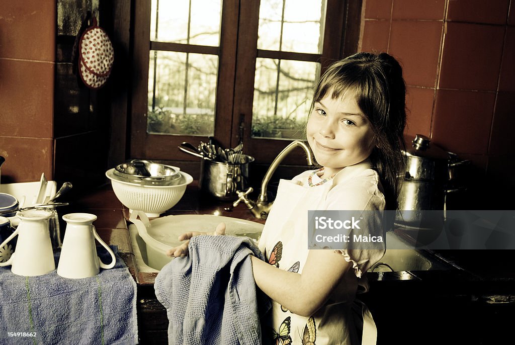 Ocho años girl lavar los platos - Foto de stock de Alegre libre de derechos