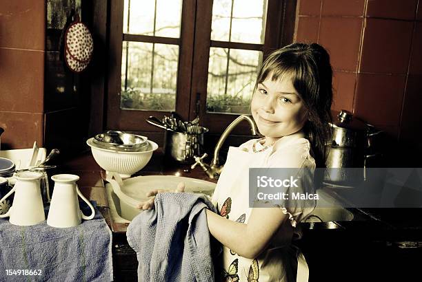 Ocho Años Girl Lavar Los Platos Foto de stock y más banco de imágenes de Alegre - Alegre, Anticuado, Antigualla