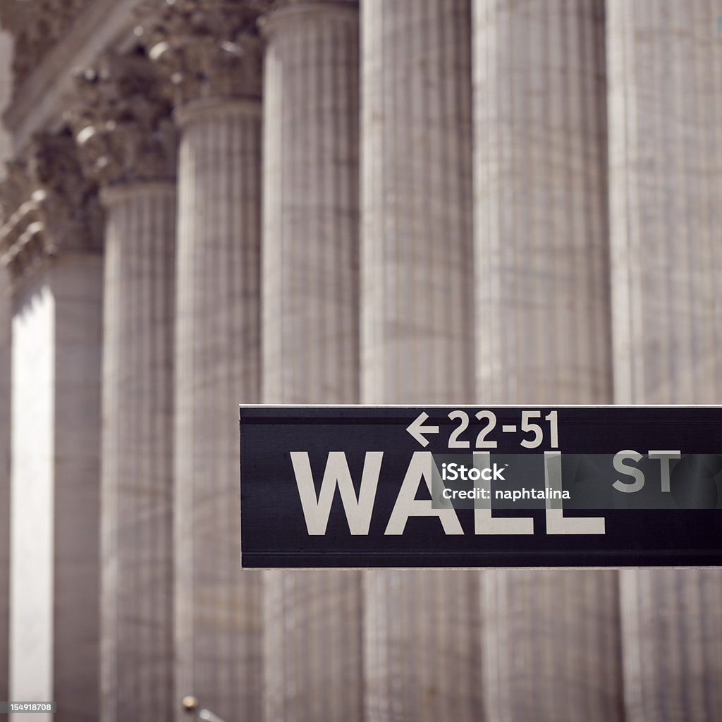 Sinal de Wall street e colunas - Foto de stock de Bolsa de Valores de Nova York royalty-free