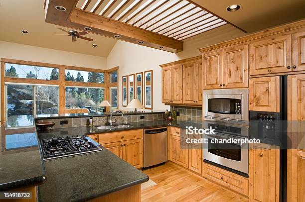 Cozinha Moderna Com Armários De Madeira E Chão - Fotografias de stock e mais imagens de Armário - Armário, Madeira - Material, Cozinha