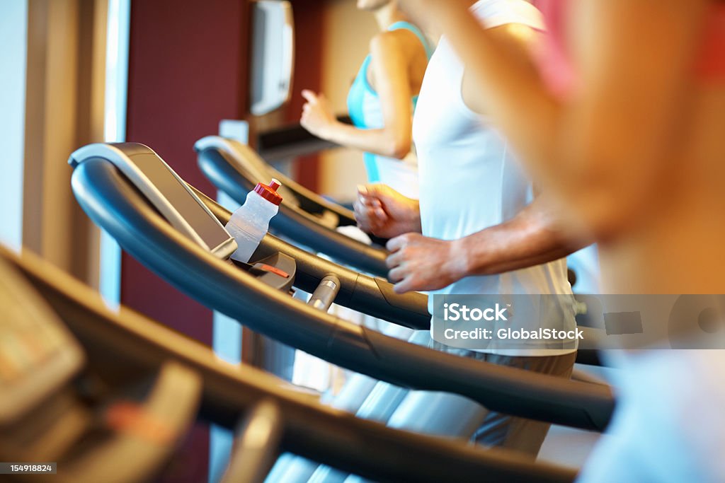 Grupo de Pessoas a correr em treadmills - Royalty-free Adulto Foto de stock