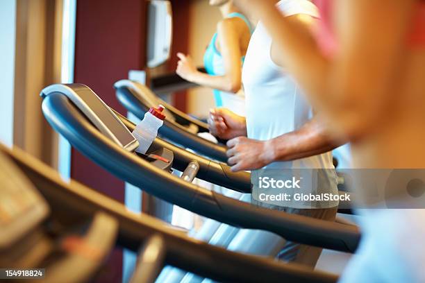 Grupo De Pessoas A Correr Em Treadmills - Fotografias de stock e mais imagens de Adulto - Adulto, Atividade, Atividade Recreativa