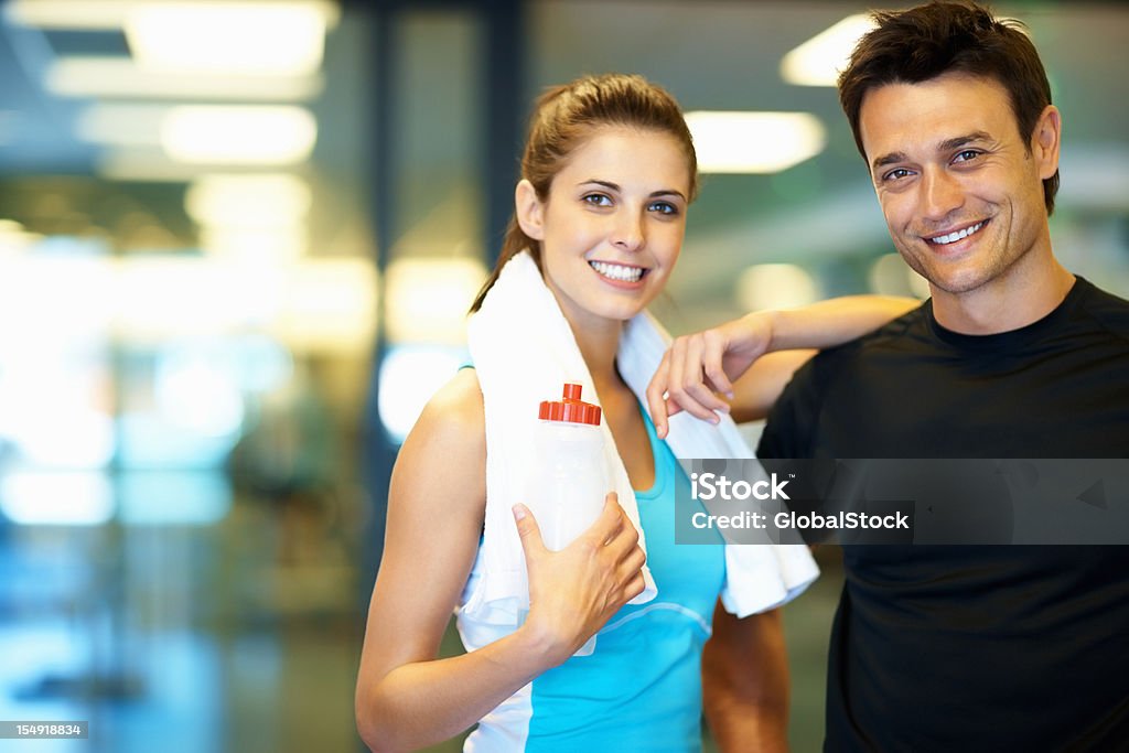 Женщина, стоя рядом с ее Личный тренер - Стоковые фото 20-29 лет роялти-фри
