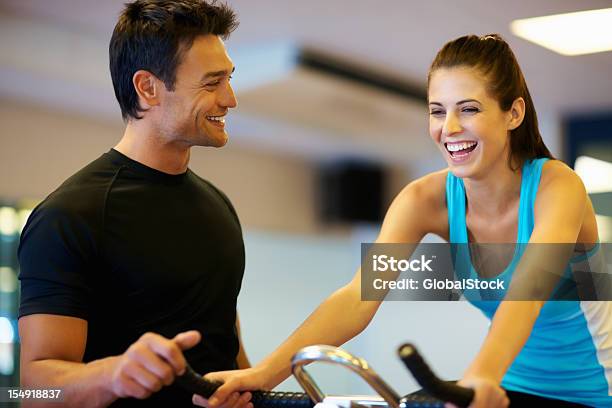Persönlicher Trainer Motivieren Frau Im Fitnessstudio Stockfoto und mehr Bilder von Fitnesseinrichtung