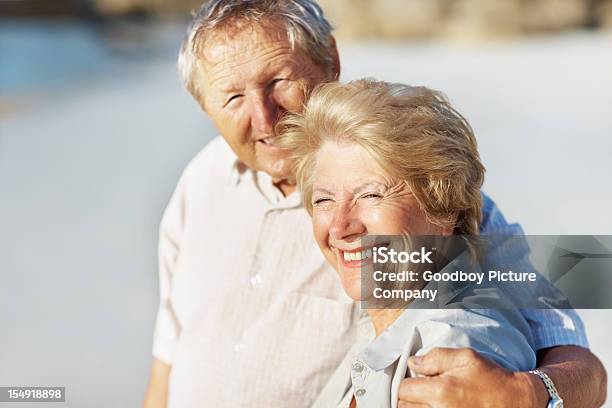 Uśmiechnięte Starsza Para Razem Na Zewnątrz - zdjęcia stockowe i więcej obrazów 50-59 lat - 50-59 lat, Aktywni seniorzy, Aktywny tryb życia