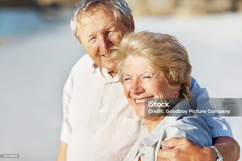 Sorrindo casal de idosos juntos ao ar livre - Foto de stock de 50 Anos royalty-free
