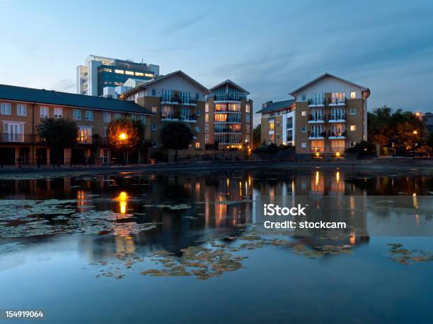 Appartamenti Di Lusso In Una Docking Station Londra - Fotografie stock e altre immagini di Acqua