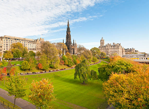 princes street gardens, edinburgh - princes street gardens stok fotoğraflar ve resimler