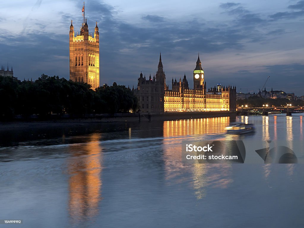 Casas del Parlamento y el Big Ben en Londres al anochecer - Foto de stock de Agua libre de derechos